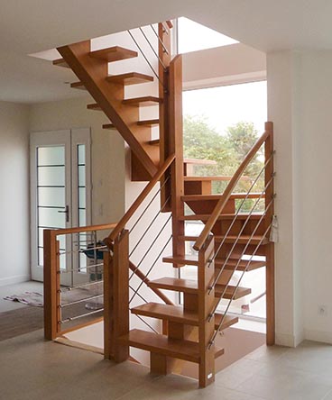 Escalier bois exotique sur limon central. Sur trois niveaux