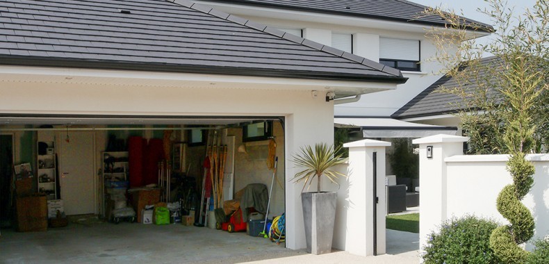 Garage en accès facile, aire de stationnement et accès direct au salon de jardin
