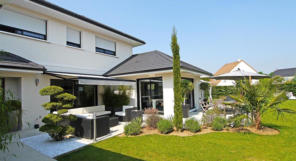 Des cubes, de terrasses, des toits plats, maison zen à l'italienne