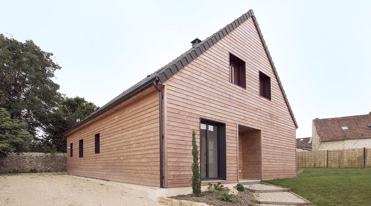 Maison bois en Yvelines. FranceMaisons-idf. Une belle entrée protégée