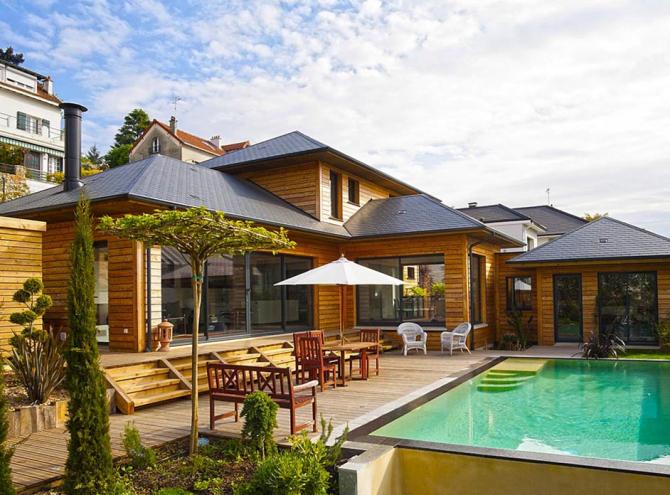 Maison bois et piscine. Une maison de vacances en ville