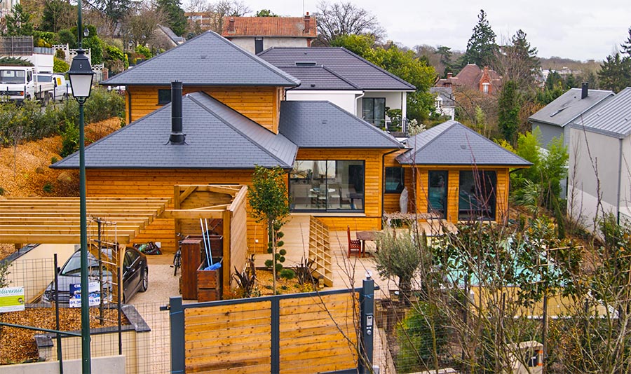 Maison bois en contre plongée pendant les travaux