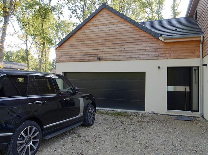 Maison bardage bois. Garage deux voitures