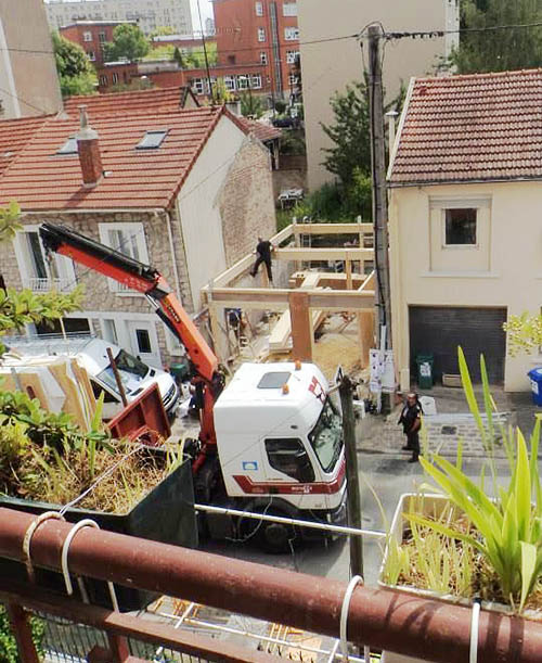 Le montage de l’ossature, sur place. FranceMaisons.idf