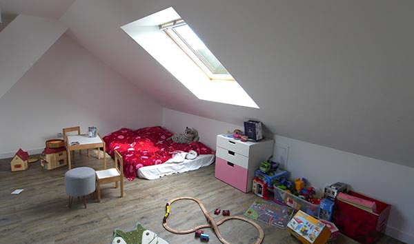 Maison de ville en bois. Salle de jeu et chambres d’enfants. FranceMaisons.idf