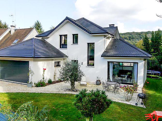 Maison contemporaine et design bien insérée dans son environnement. Bièvres