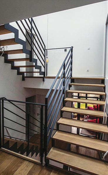 Escalier métal et bois, sur trois étages en demi-niveaux, sans contremarche