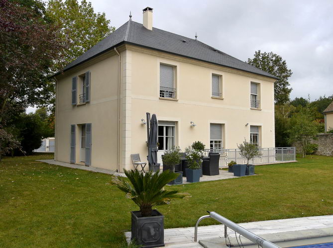 Coté piscine Neauphle Villa style île de France