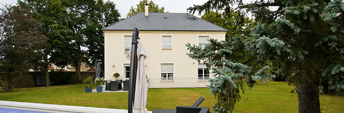 La terrasse et la piscine. Villa de prestige. FranceMaisons-idf