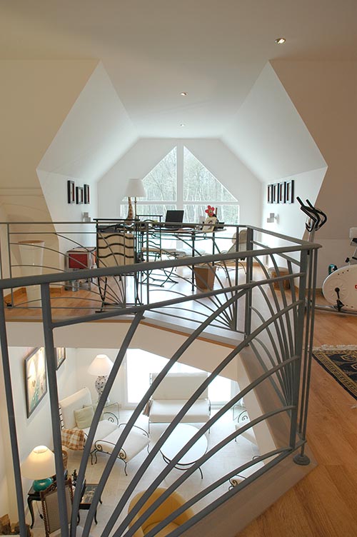 Mezzanine et vue sur le salon. FranceMaisons-idf