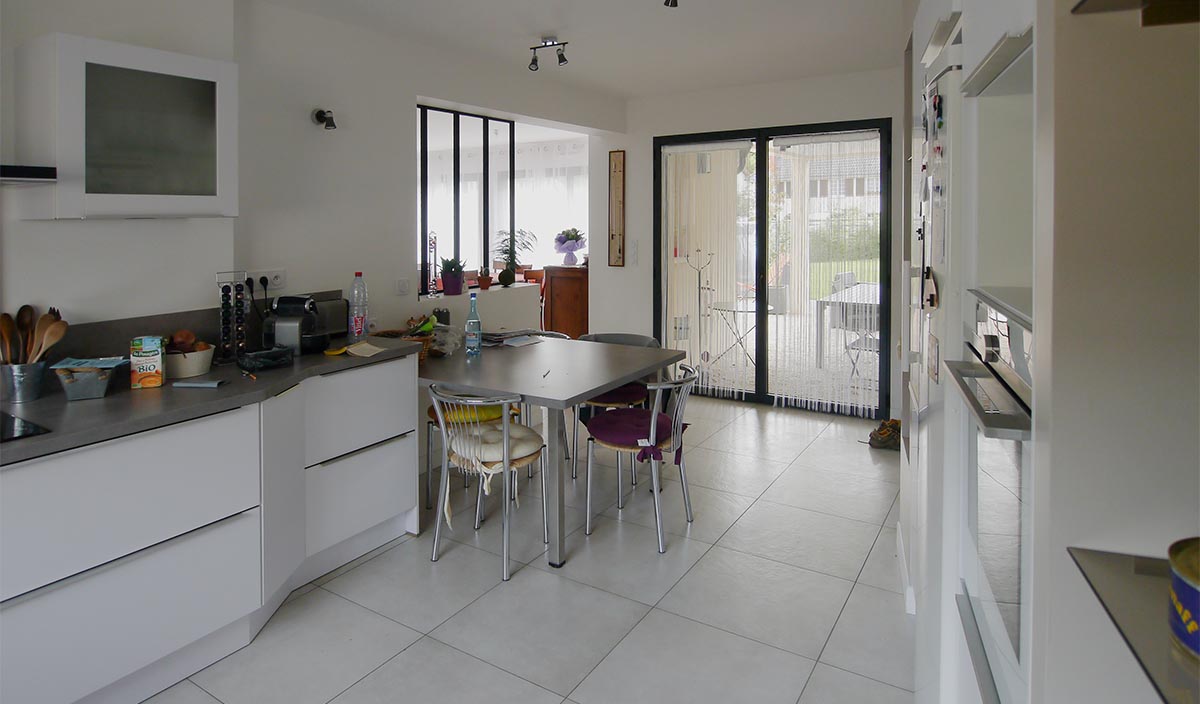 Les Clayes sous bois Cuisine ouverte sur salle à manger et terrasse. Maison moderne FranceMaisons.idf